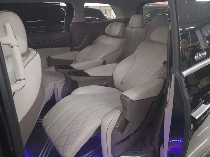 Фото 17 - Denza D9