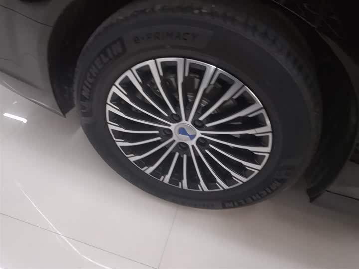 Фото 26 - Denza D9