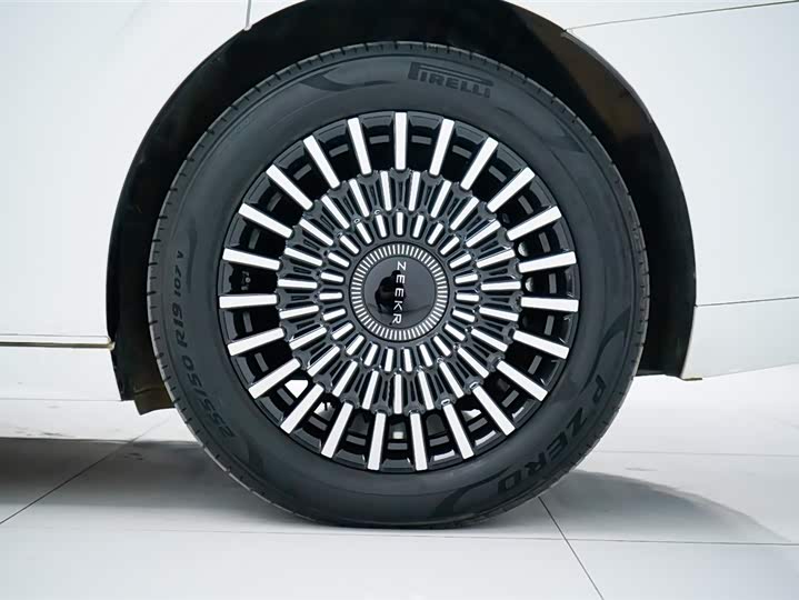 Фото 10 - Zeekr 009