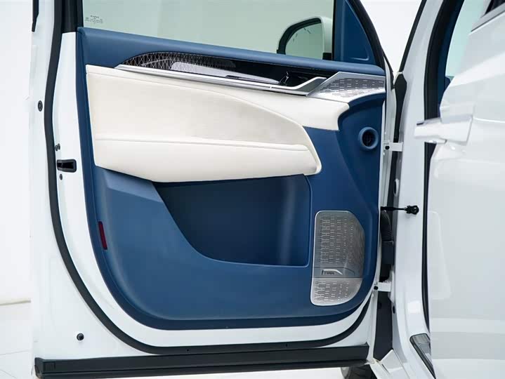 Фото 16 - Zeekr 009