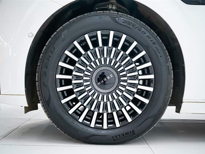 Фото 34 - Zeekr 009