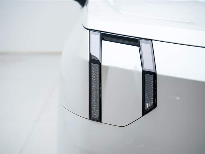 Фото 36 - Zeekr 009