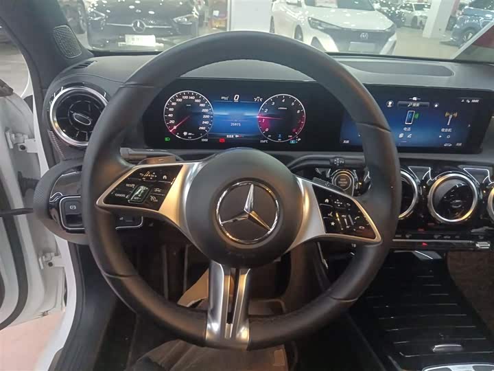 Фото 11 - Mercedes-Benz A-Class