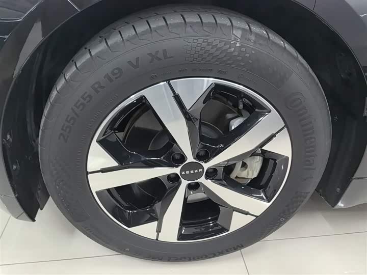 Фото 22 - Zeekr 001