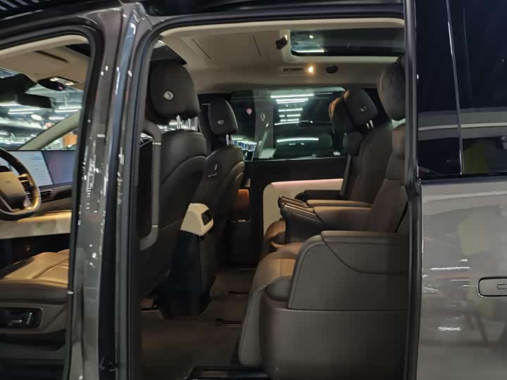 Фото 8 - LiXiang Mega