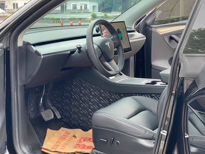 Фото 10 - Tesla Model Y
