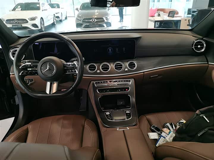 Фото 10 - Mercedes-Benz E-Class