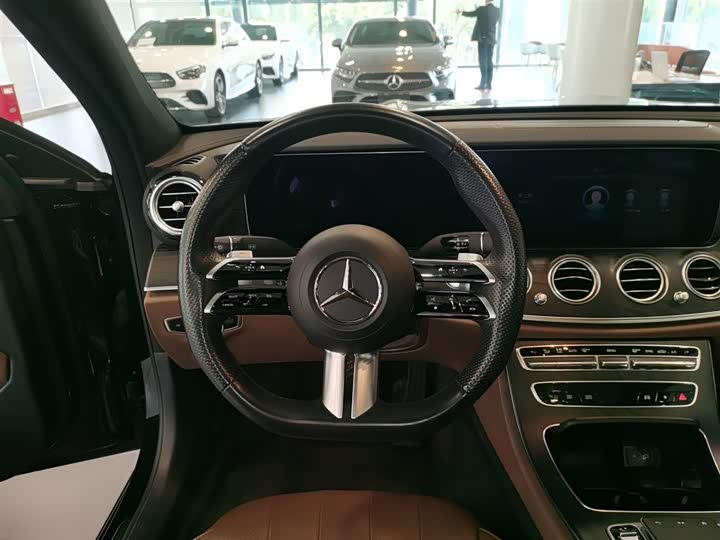 Фото 11 - Mercedes-Benz E-Class