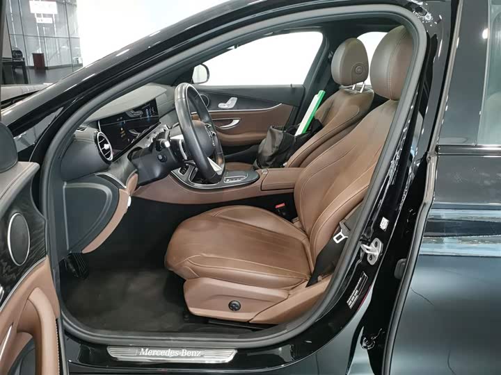 Фото 15 - Mercedes-Benz E-Class