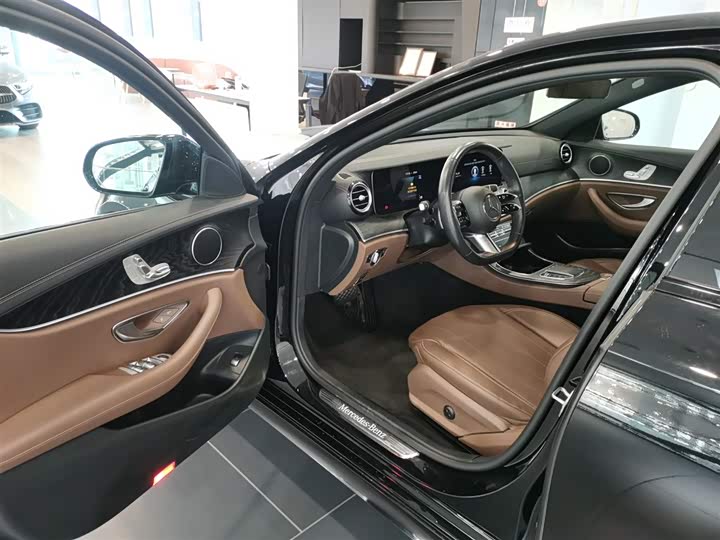 Фото 16 - Mercedes-Benz E-Class