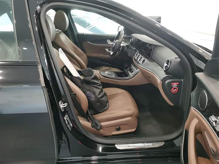 Фото 25 - Mercedes-Benz E-Class