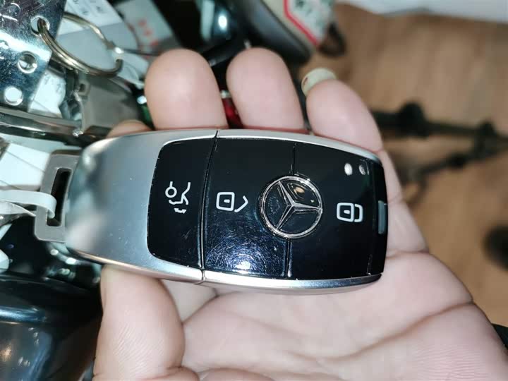 Фото 9 - Mercedes-Benz E-Class