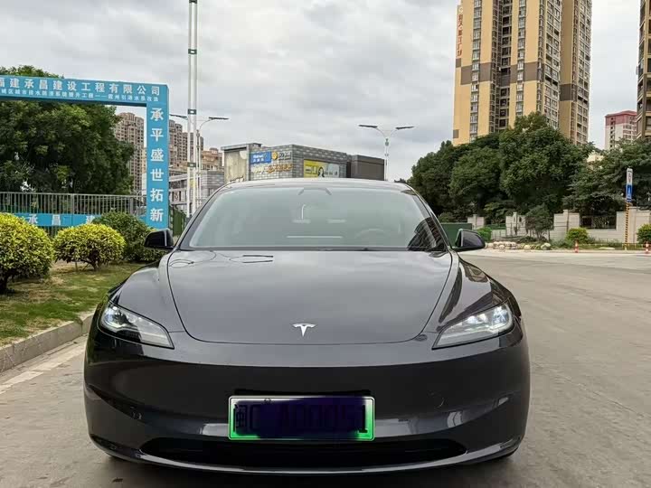 Фото 2 - Tesla Model 3