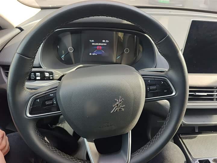 Фото 11 - Hongqi E-QM5