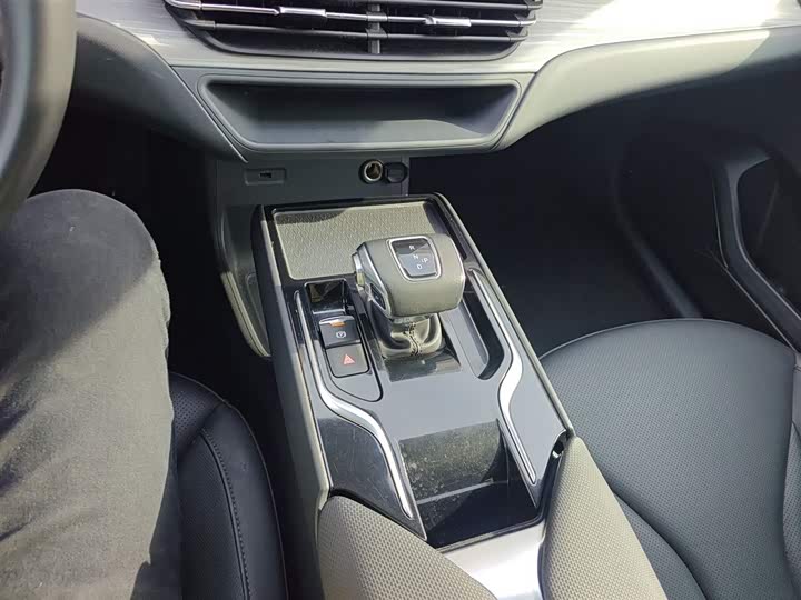 Фото 14 - Hongqi E-QM5