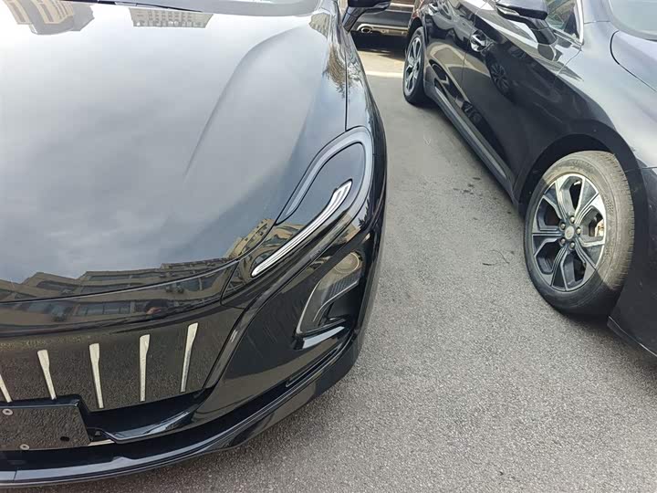 Фото 24 - Hongqi E-QM5