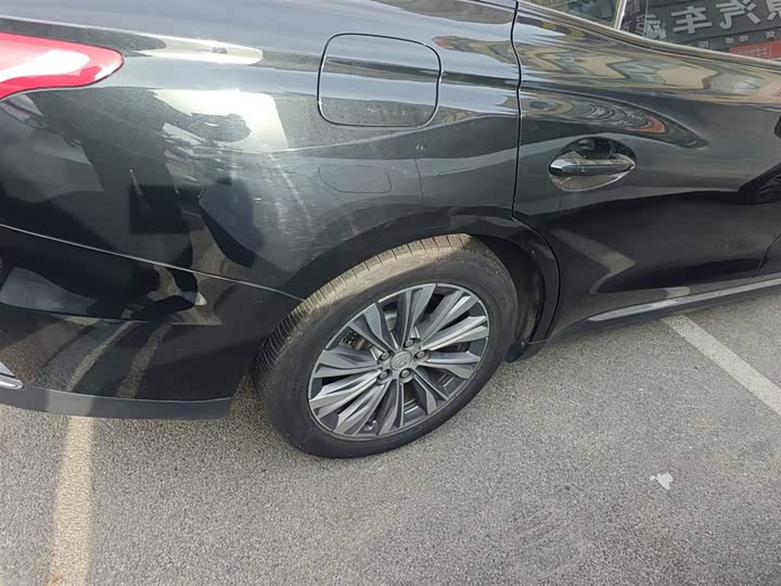 Фото 26 - Hongqi E-QM5