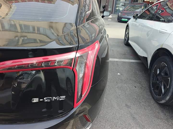 Фото 8 - Hongqi E-QM5