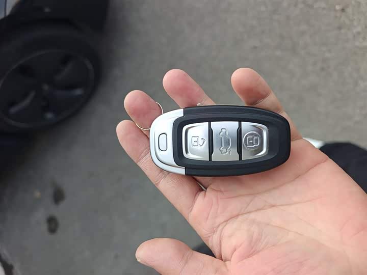 Фото 9 - Hongqi E-QM5