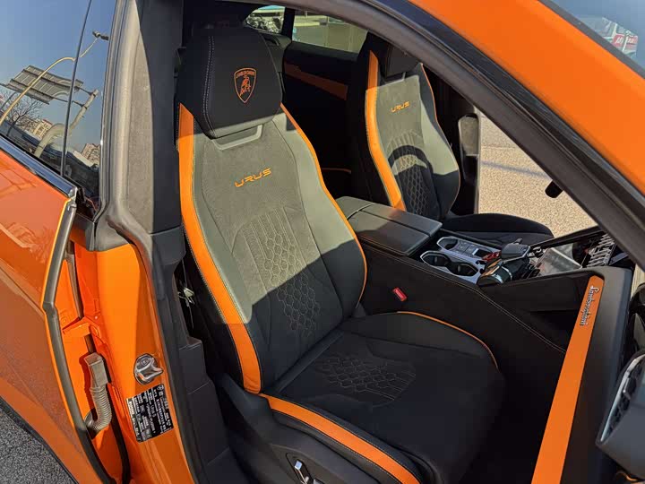 Фото 10 - Lamborghini Urus