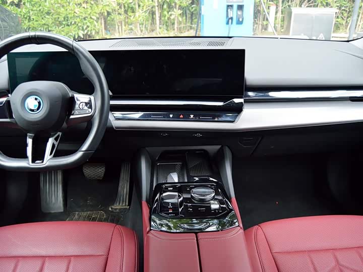 Фото 12 - BMW i5