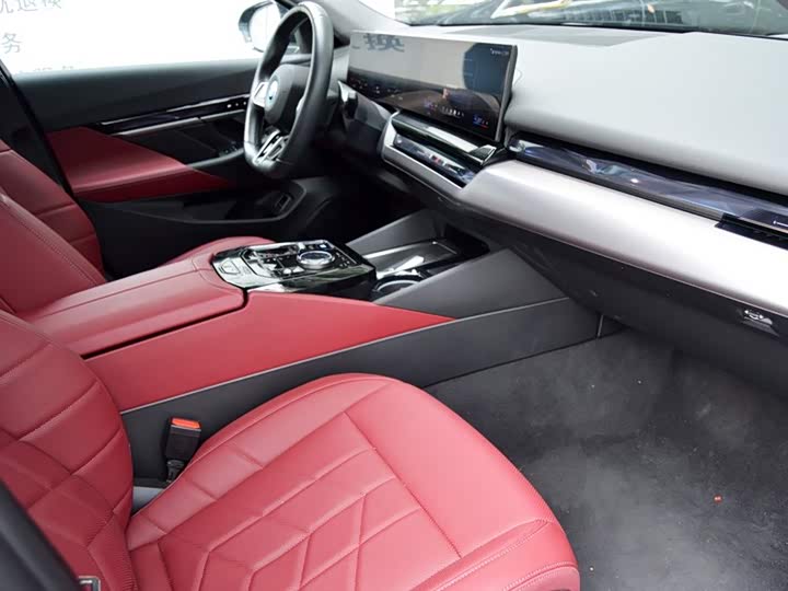 Фото 13 - BMW i5