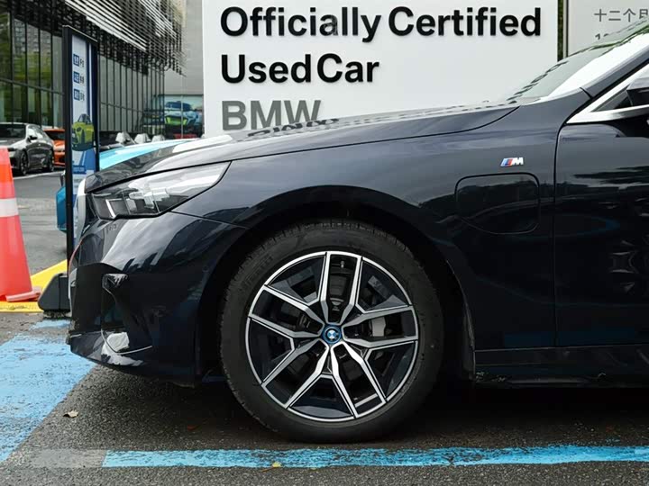 Фото 15 - BMW i5