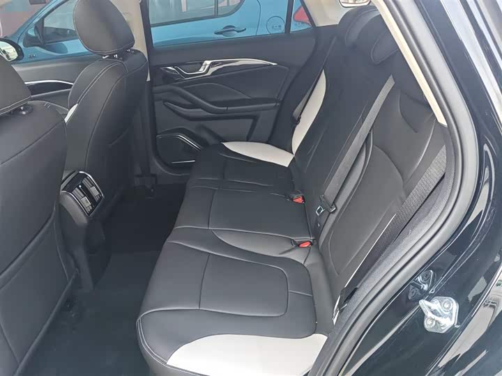 Фото 17 - Bestune B70