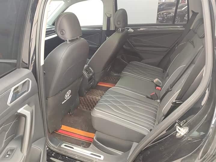 Фото 11 - Volkswagen Tiguan L Pro