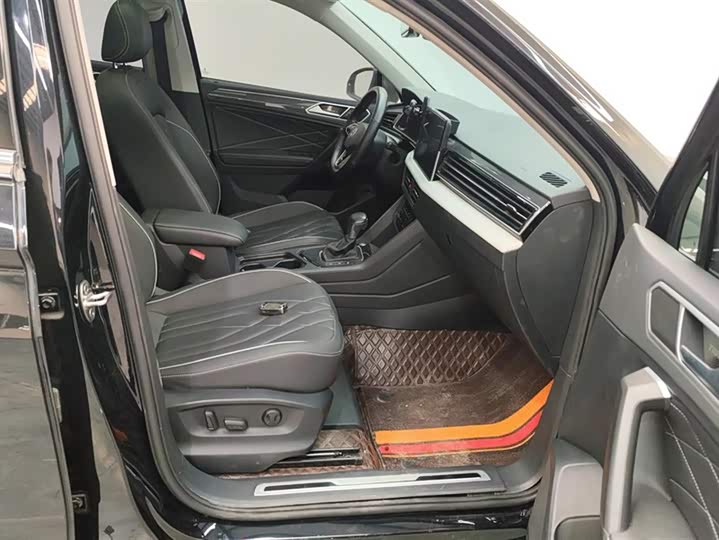 Фото 8 - Volkswagen Tiguan L Pro