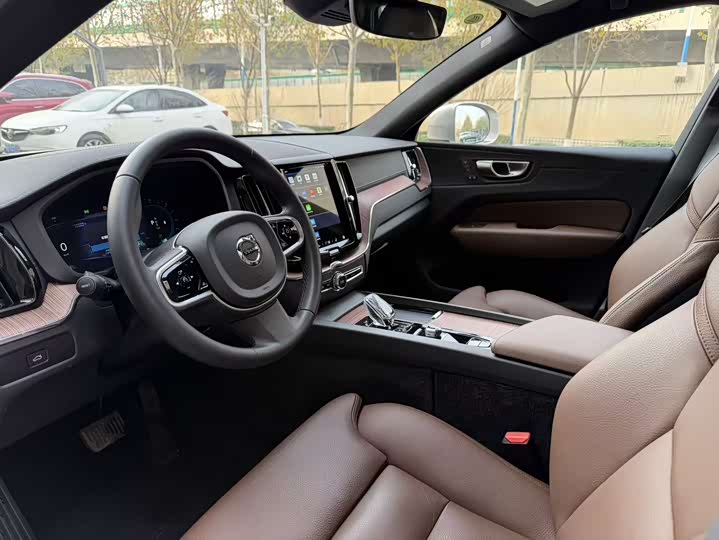 Фото 8 - Volvo XC60