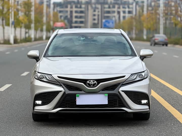 Фото 2 - Toyota Camry
