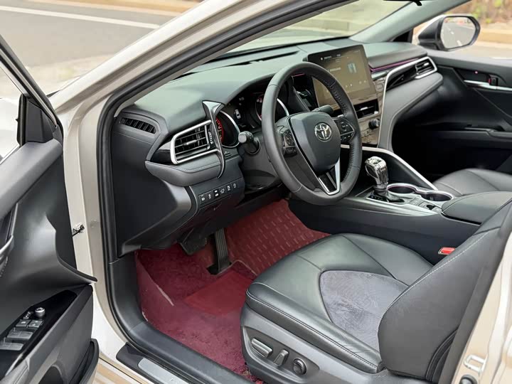 Фото 4 - Toyota Camry