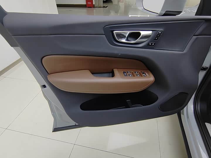 Фото 8 - Volvo XC60