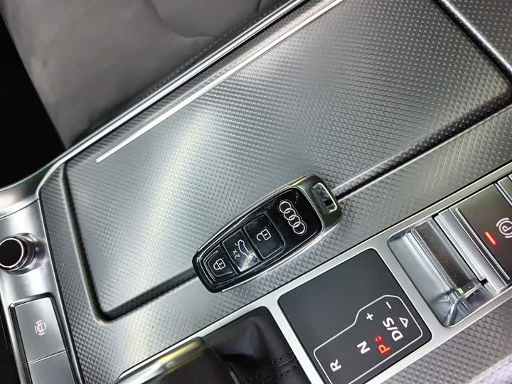 Фото 9 - Audi A6L