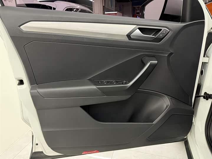 Фото 7 - Volkswagen T-Roc