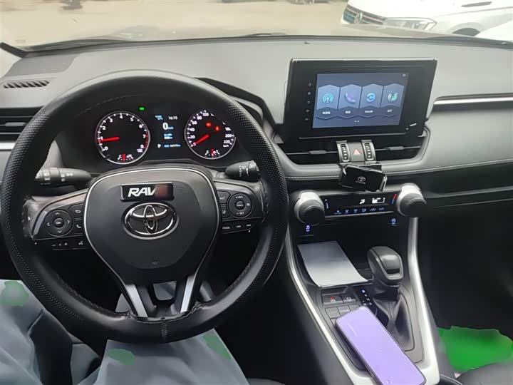 Фото 10 - Toyota RAV4