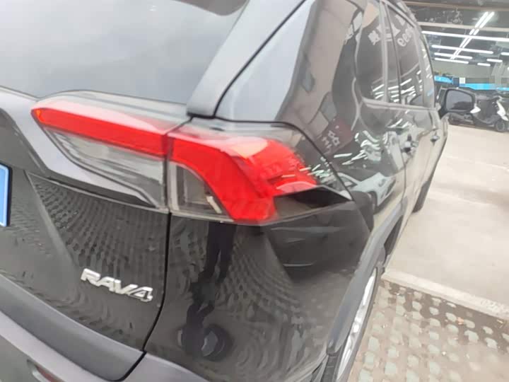 Фото 8 - Toyota RAV4