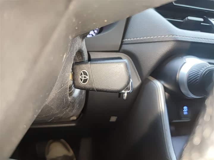 Фото 9 - Toyota RAV4