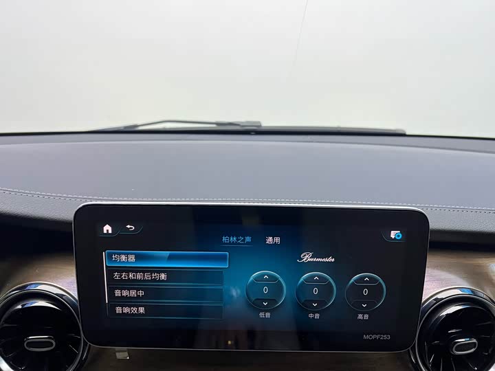 Фото 13 - Mercedes-Benz V-Class