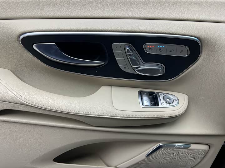 Фото 7 - Mercedes-Benz V-Class