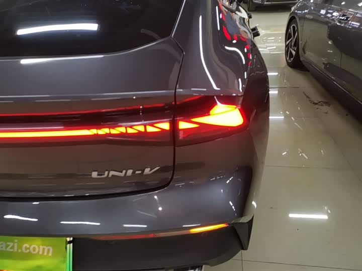 Фото 8 - Changan UNI-V Hybrid
