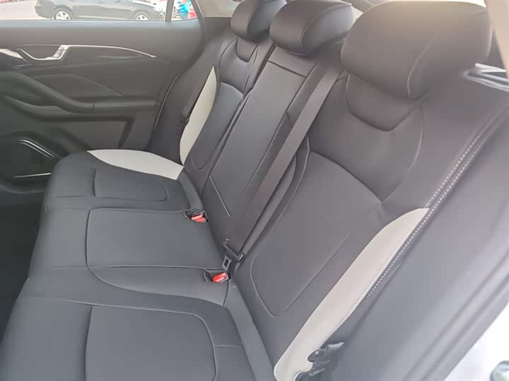 Фото 17 - Bestune B70