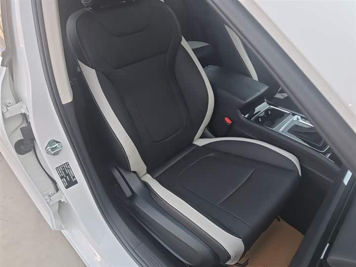 Фото 25 - Bestune B70