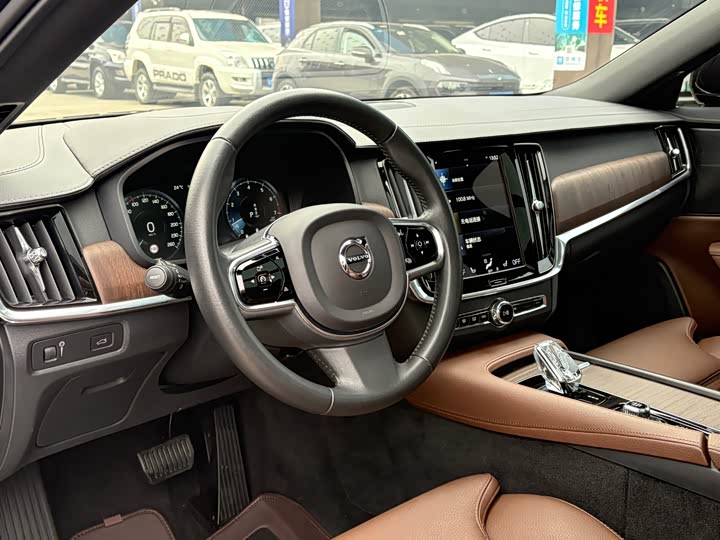 Фото 10 - Volvo S90