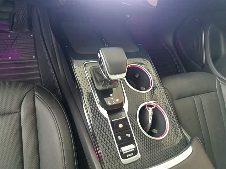 Фото 14 - Hongqi HS3