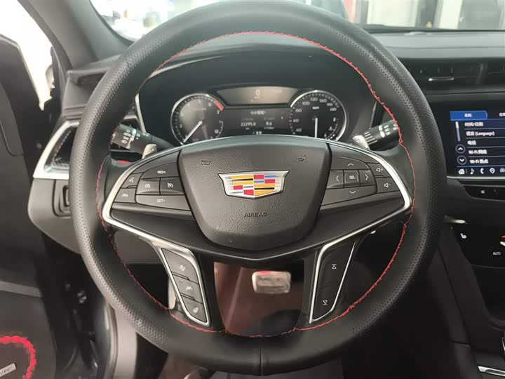 Фото 11 - Cadillac XT5