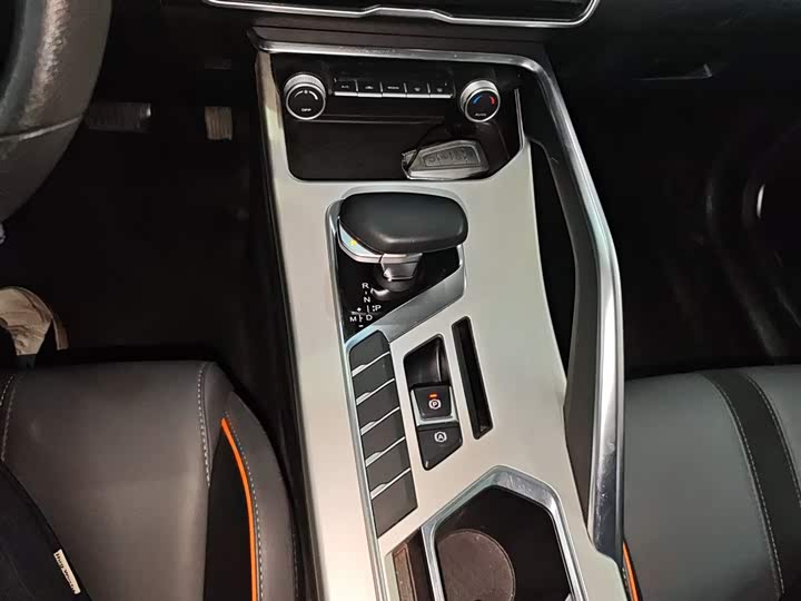 Фото 14 - Geely Coolray