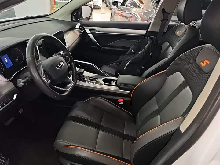 Фото 15 - Geely Coolray