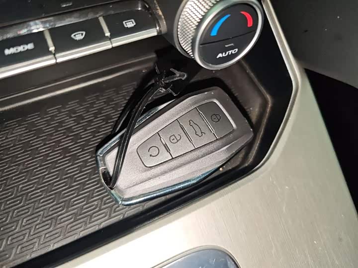 Фото 9 - Geely Coolray